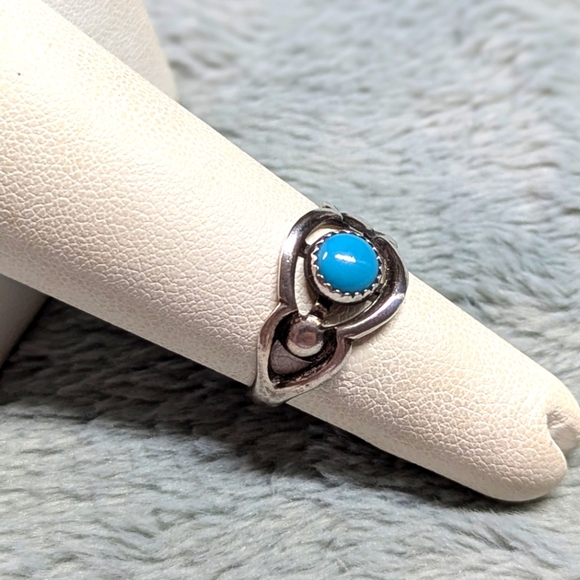Vintage 70's Southwestern Sterling Silver Ring with Turquoise Stone - Picture 5 of 11